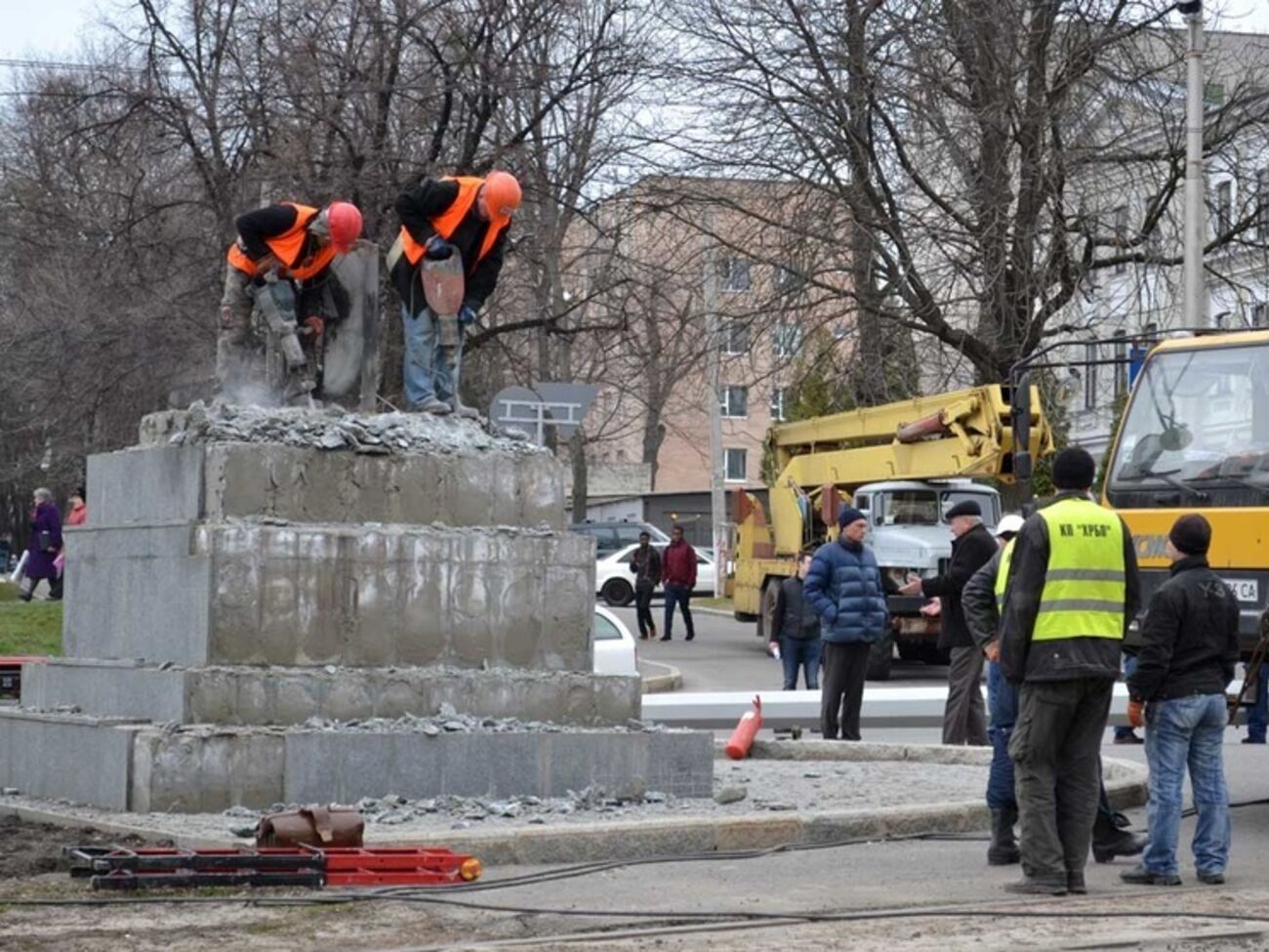 Стелу с украинским флагом в Харькове восстановят до 11 апреля