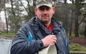 Организатор автопробега --- николаевский активист Александр Янцен