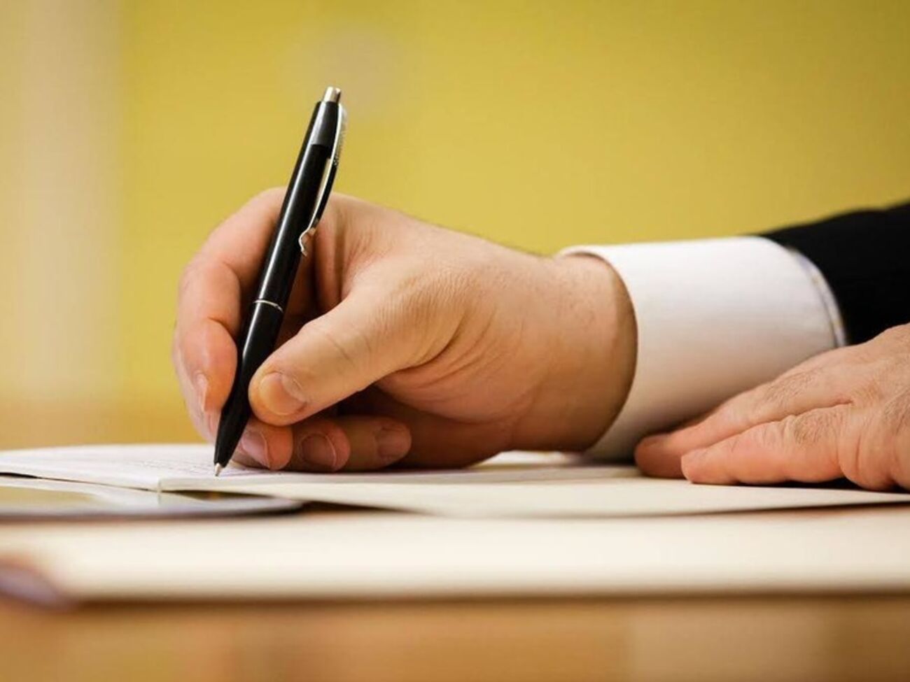 На утверждение президенту передали кандидатуры двух претендентов на должность главы Антикоррупционного бюро