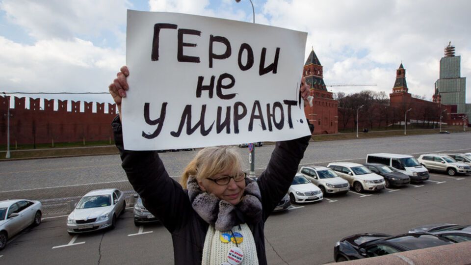 Москвичи пришли почтить память Бориса Немцова на место его гибели