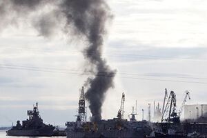 Подводную лодку затопили, чтобы загасить пожар