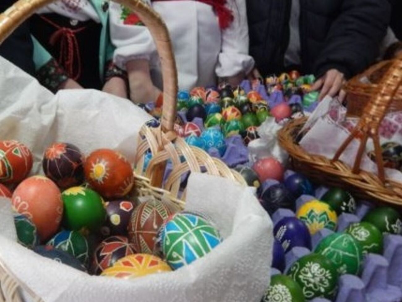 По данным организаторов, за несколько часов было продано 250 писанок