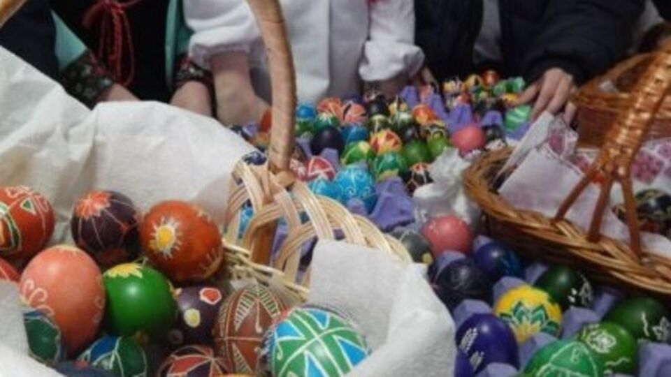По данным организаторов, за несколько часов было продано 250 писанок