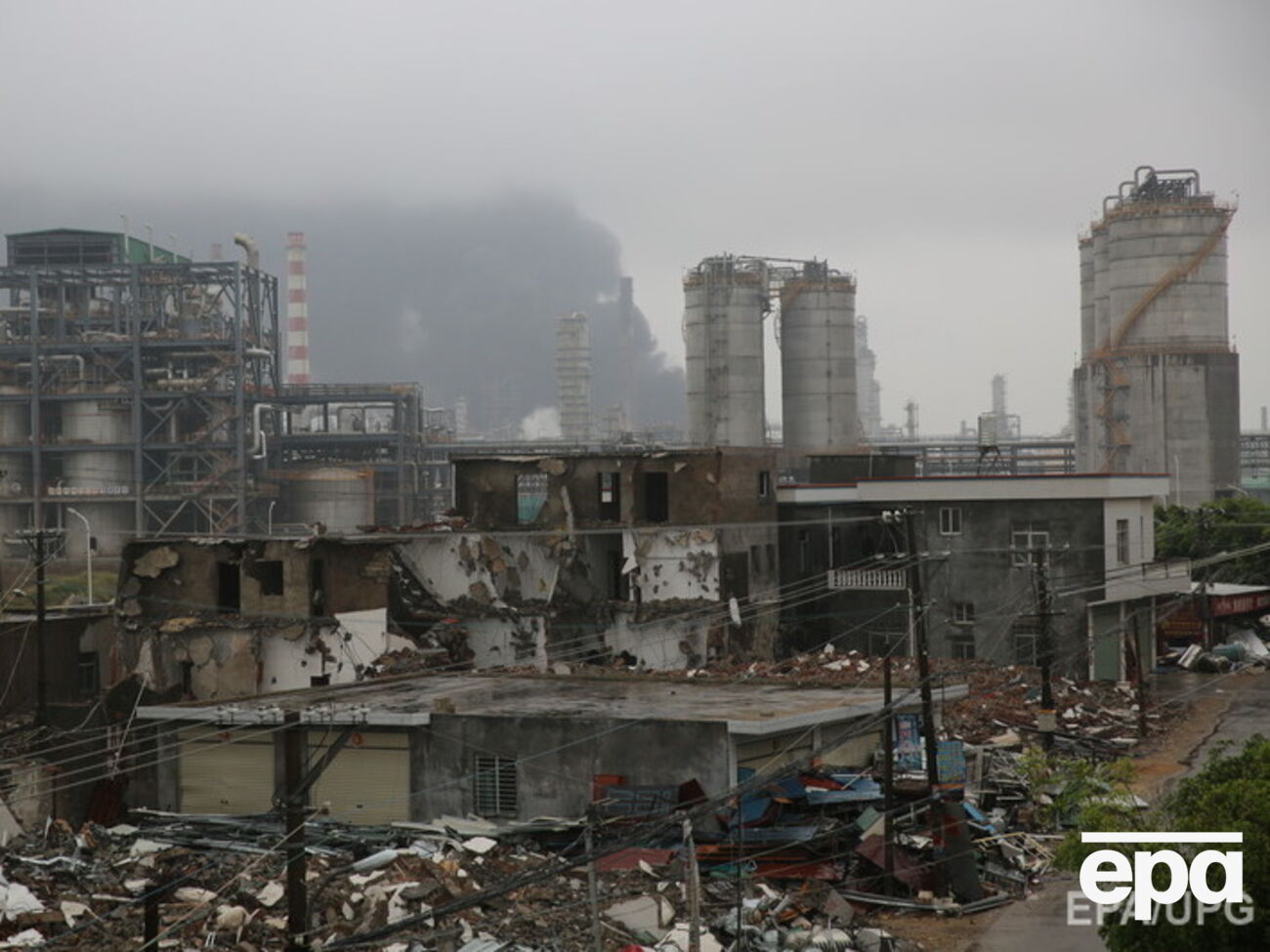 В Китае пожарным с 6 апреля не удается потушить горящий завод в&nbsp;Чжанчжоу