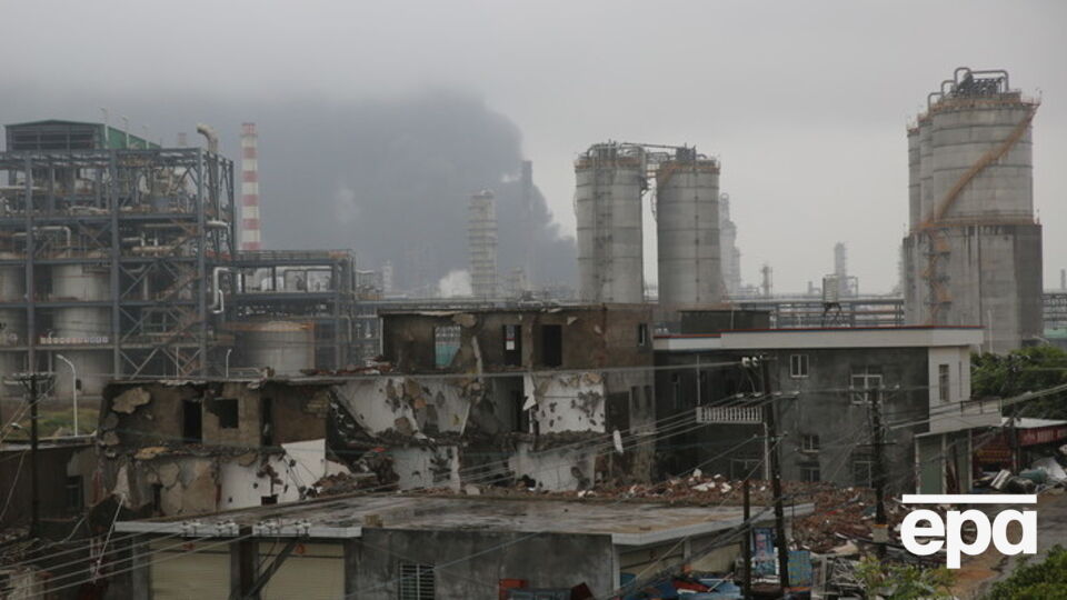 В Китае пожарным с 6 апреля не удается потушить горящий завод в Чжанчжоу