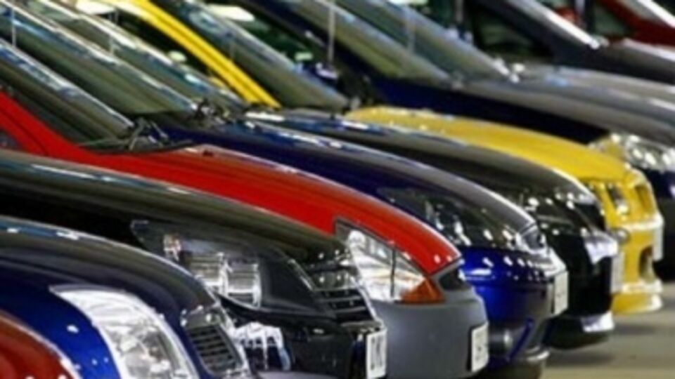 Для борьбы с проблемами в отрасли правительство России начало субсидировать автокредиты, расширило программы по утилизации и позволило частным лицам арендовать автомобили