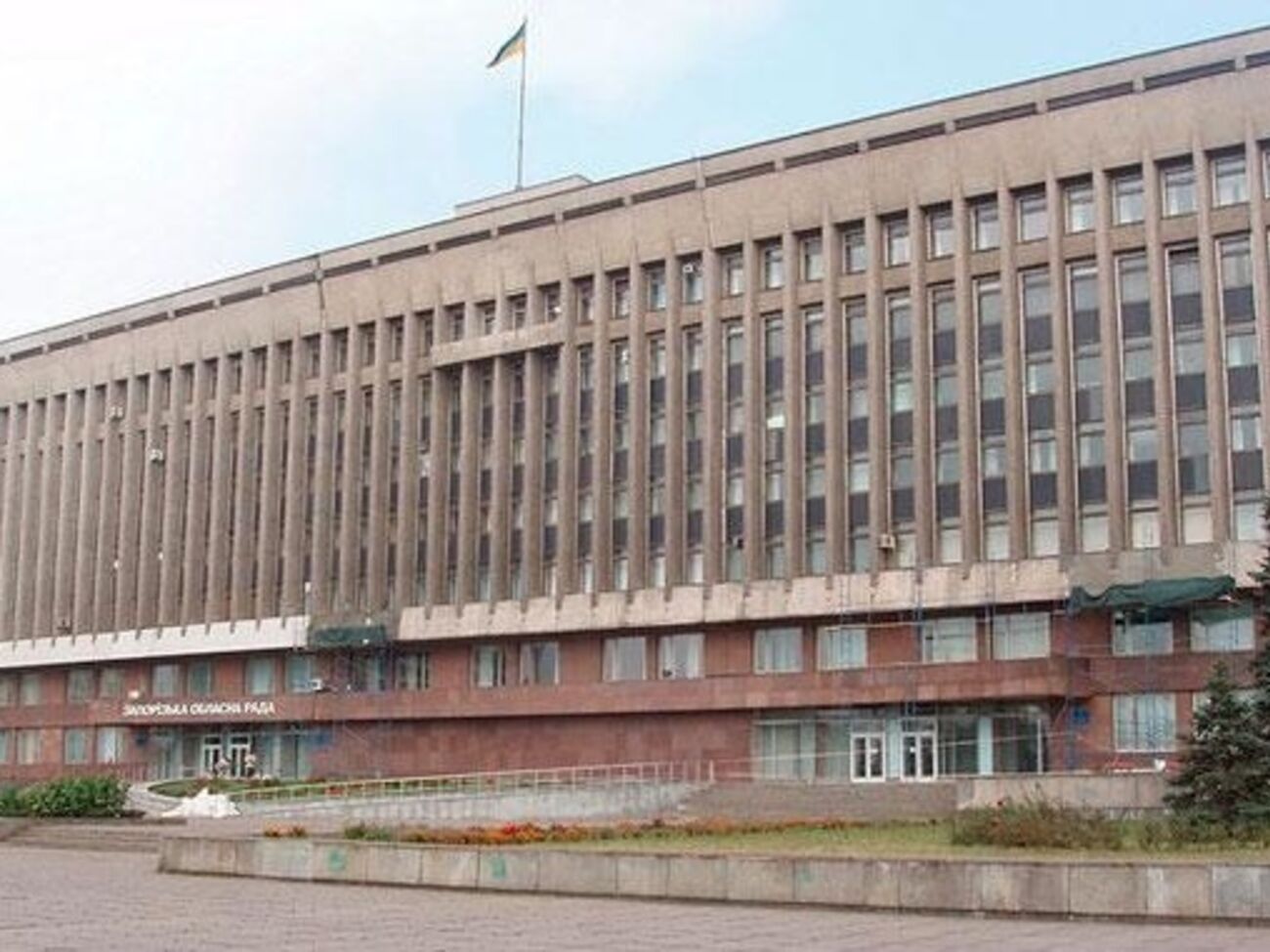 Активисты угрожают не выпустить депутатов из Запорожского облсовета, пока они не признают четко Россию агрессором