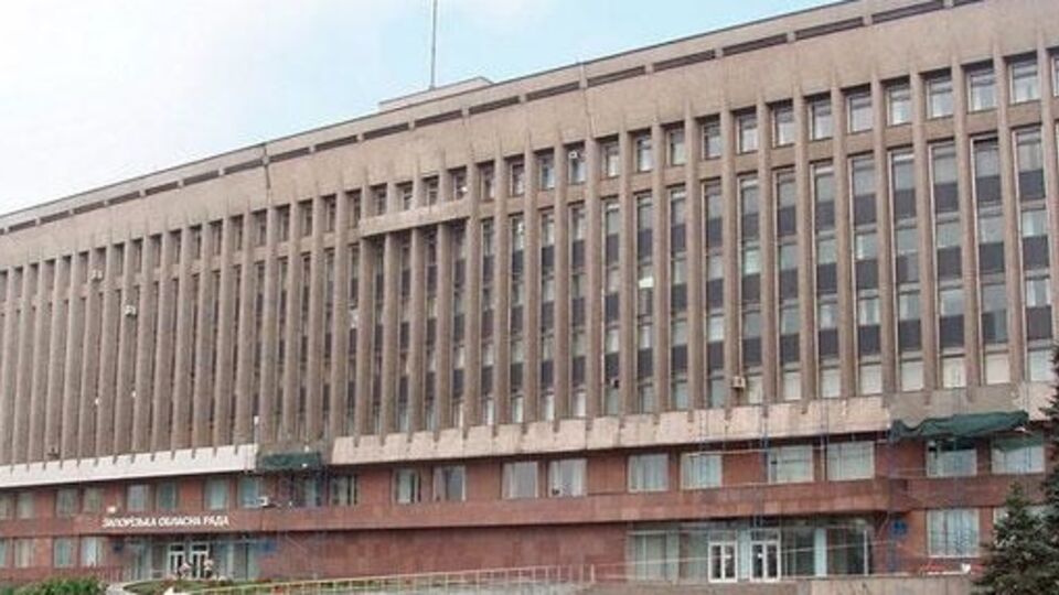 Активисты угрожают не выпустить депутатов из Запорожского облсовета, пока они не признают четко Россию агрессором