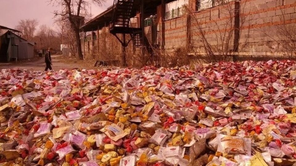 Горы конфет в Донецке выкинули прямо на улицу