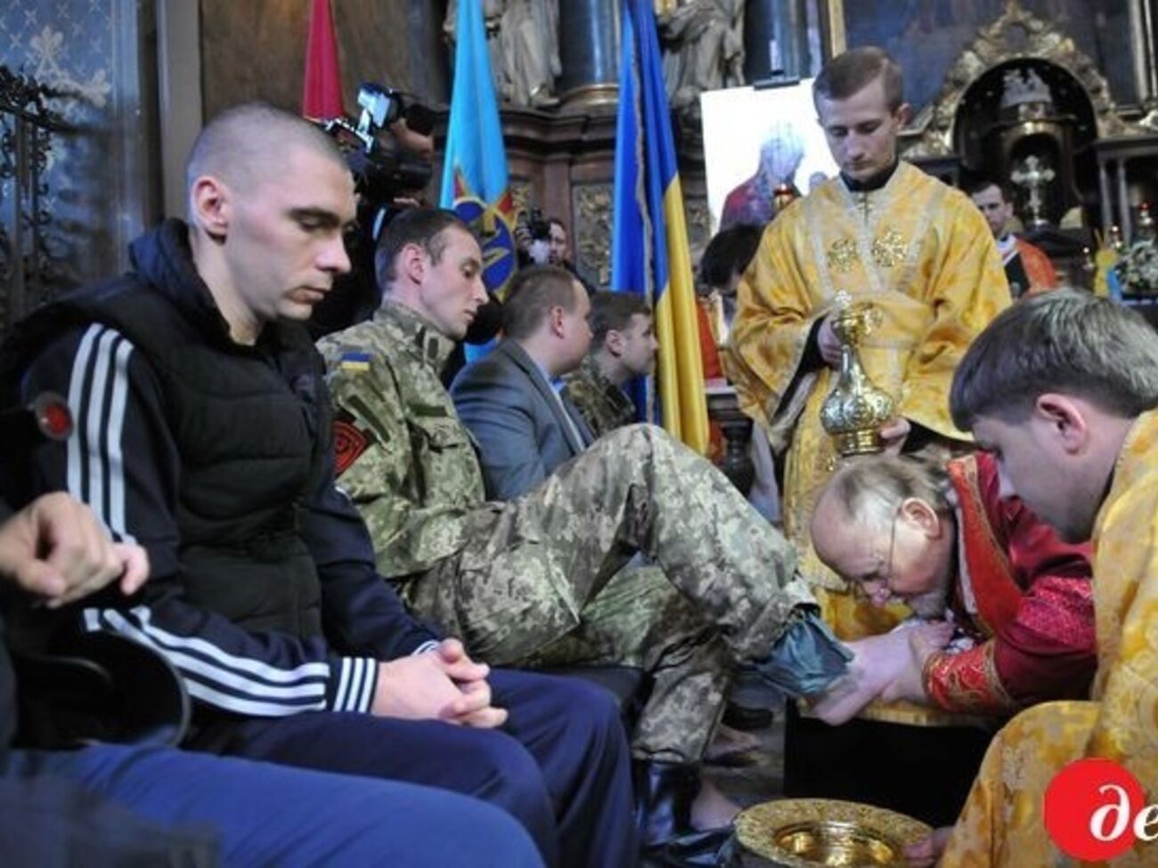 Во Львове в Чистый четверг главный капеллан УГКЦ совершил обряд омовения ног раненым бойам АТО. Фоторепортаж