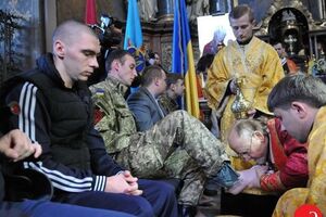 Во Львове в Чистый четверг главный капеллан УГКЦ совершил обряд омовения ног раненым бойам АТО. Фоторепортаж