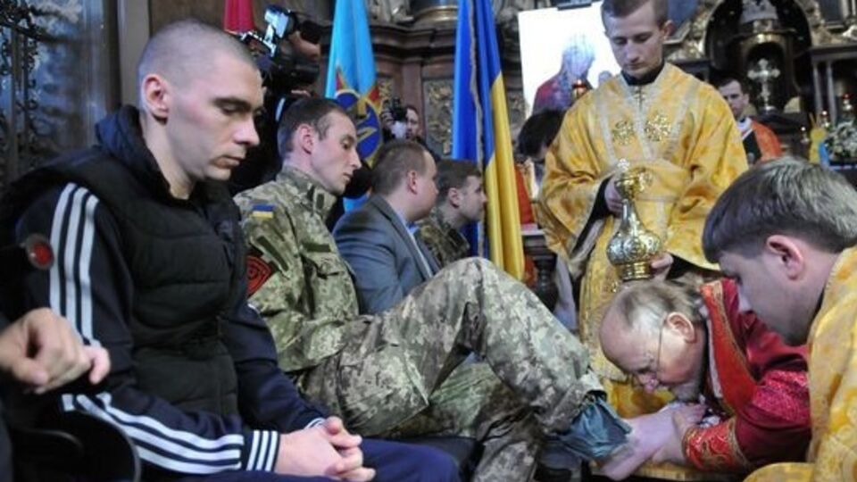 Во Львове в Чистый четверг главный капеллан УГКЦ совершил обряд омовения ног раненым бойам АТО. Фоторепортаж