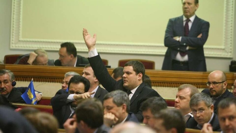 Парубий закрыл заседание Рады из-за того, что большая часть депутатов покинула сессионный зал