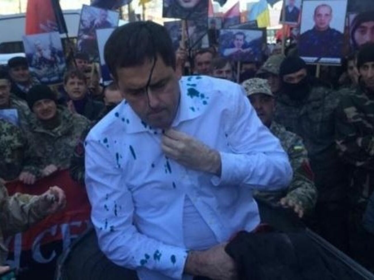 Василия Кавацюка облили зеленкой и возили по городу в мусорном контейнере