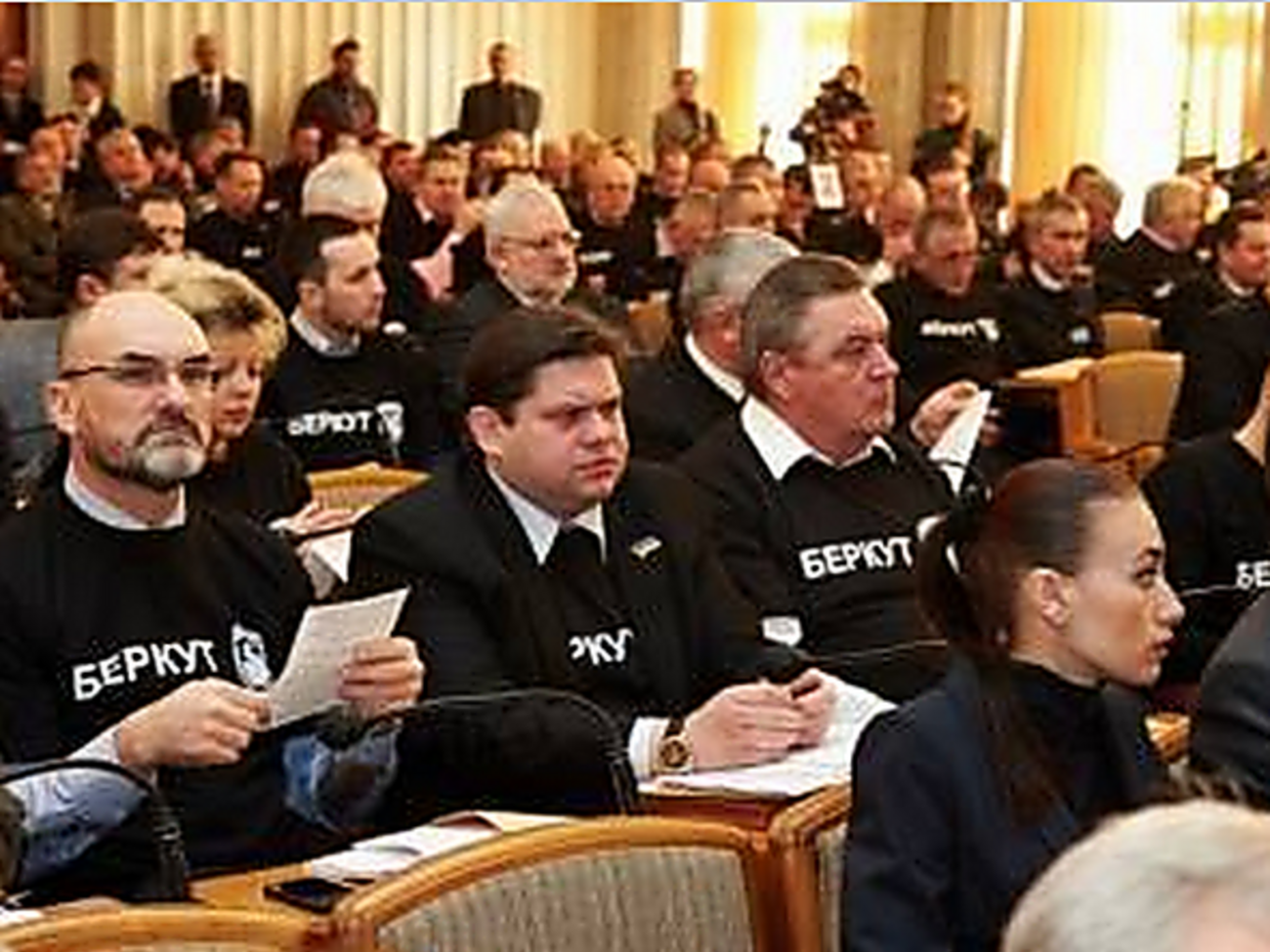 Анпилогов (крайний слева) на сессии Харьковского облсовета в футболке "Беркута"
