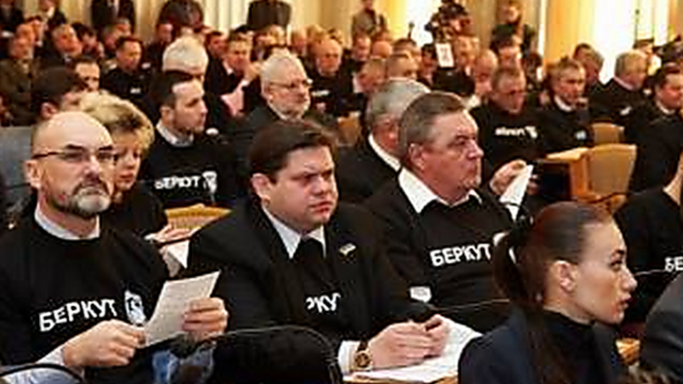 Анпилогов (крайний слева) на сессии Харьковского облсовета в футболке "Беркута"