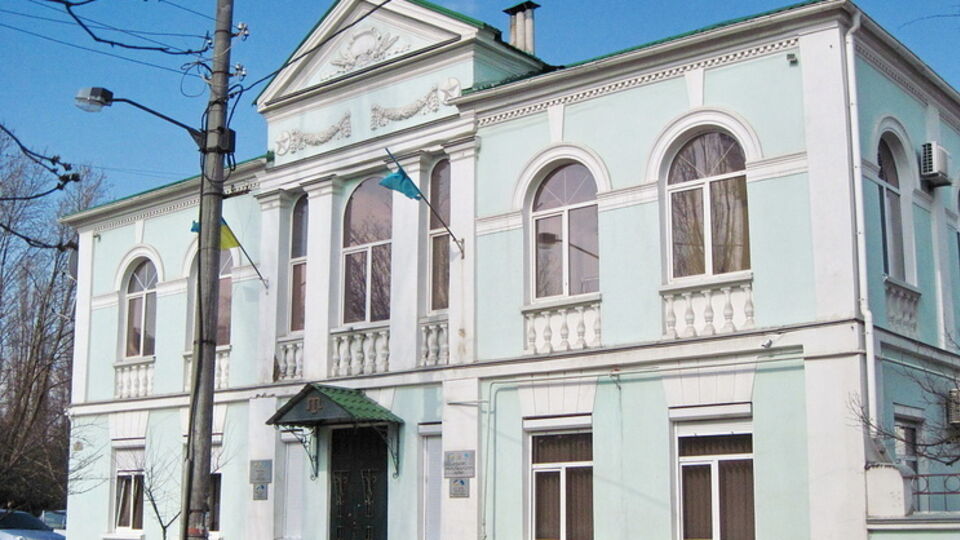 В этом здании в Симферополе до сентября 2014 года находился Меджлис крымскотатарского народа