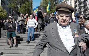 Возле свергнутого памятника Ленину в Киеве собрались проукраинские активисты