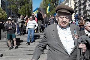 Возле свергнутого памятника Ленину в Киеве собрались проукраинские активисты