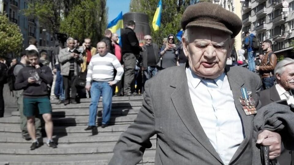 Возле свергнутого памятника Ленину в Киеве собрались проукраинские активисты