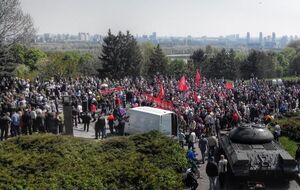 Несколько сотен коммунистов митингуют на территории музея истории Великой Отечественной войны в Киеве. Фоторепортаж