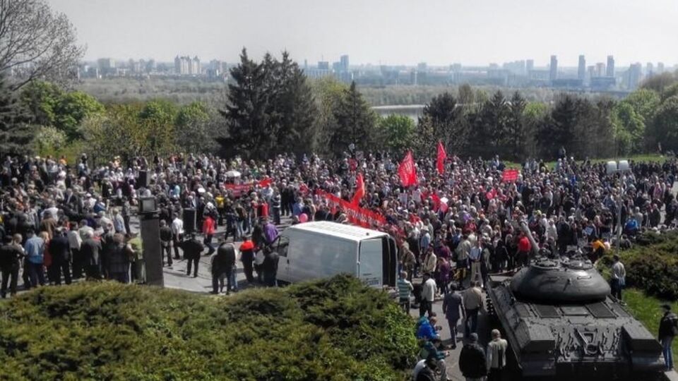 Несколько сотен коммунистов митингуют на территории музея истории Великой Отечественной войны в Киеве. Фоторепортаж