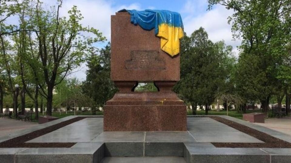 В центре Харькова ночью неизвестные осквернили памятный монумент "Вечный огонь"