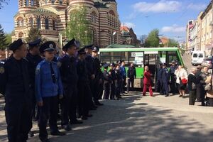 СМИ: В Харькове милиции пришлось разнимать участников первомайского митинга и их противников