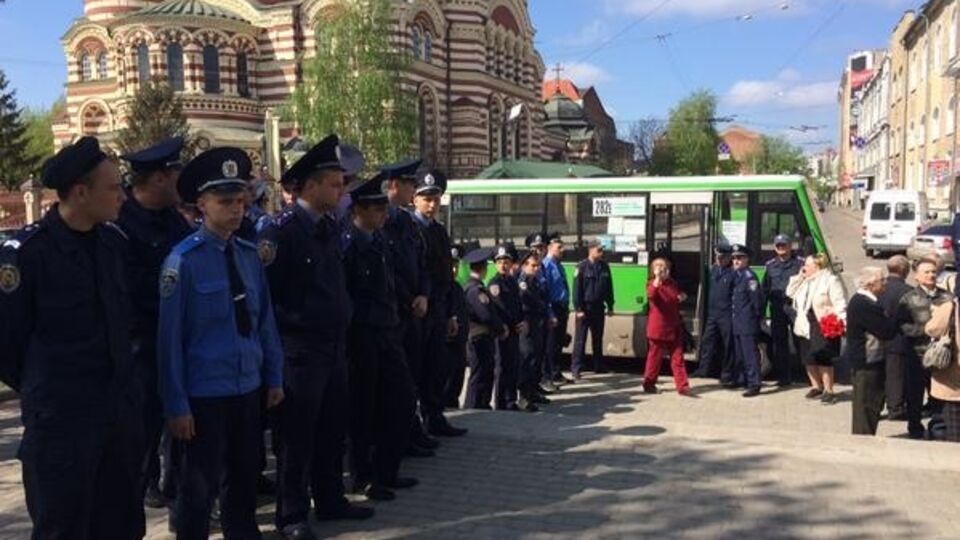 СМИ: В Харькове милиции пришлось разнимать участников первомайского митинга и их противников
