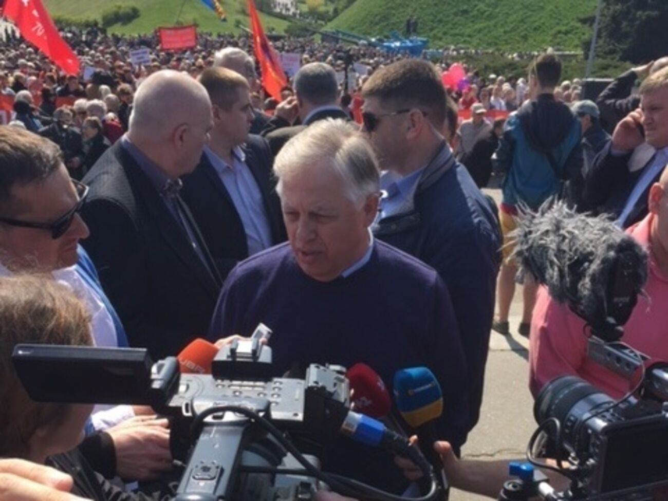 Петр Симоненко участвует в первомайской демонстрации в Киеве