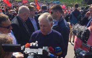 Петр Симоненко участвует в первомайской демонстрации в Киеве