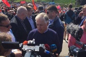Петр Симоненко участвует в первомайской демонстрации в Киеве