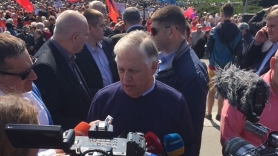 Петр Симоненко участвует в первомайской демонстрации в Киеве