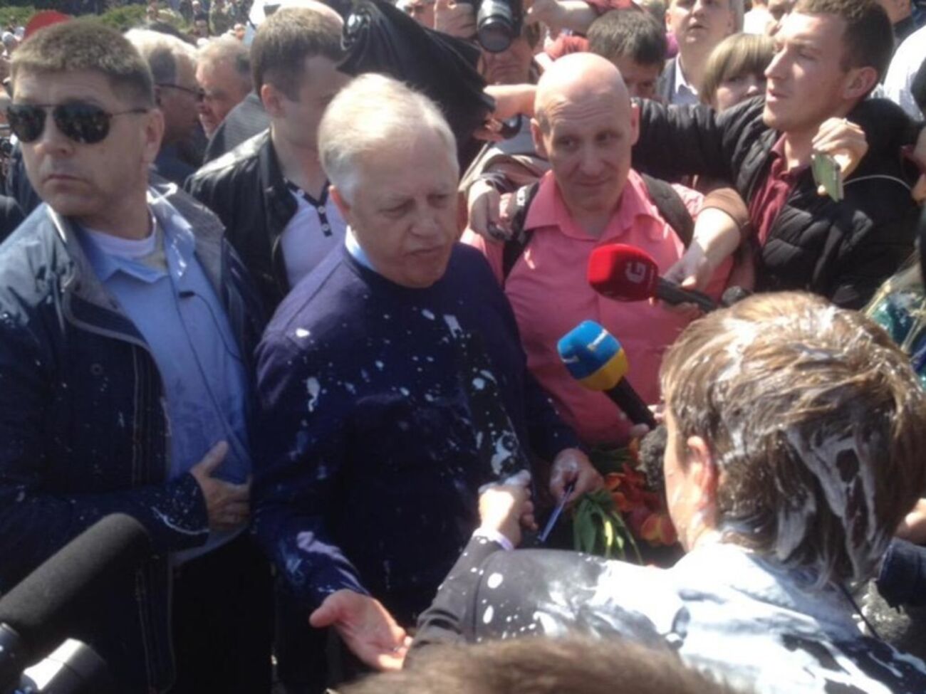 Петра Симоненко облили кефиром на первомайской демонстрации
