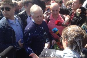 Петра Симоненко облили кефиром на первомайской демонстрации