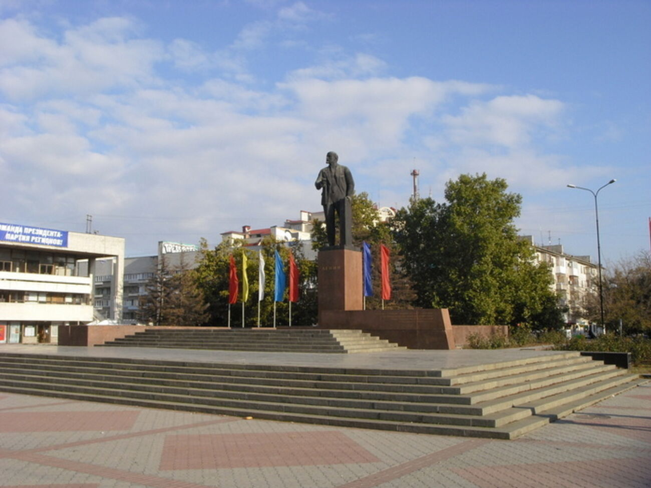 СМИ: В центре Симферополя выпустили в небо шары цветов российского флага