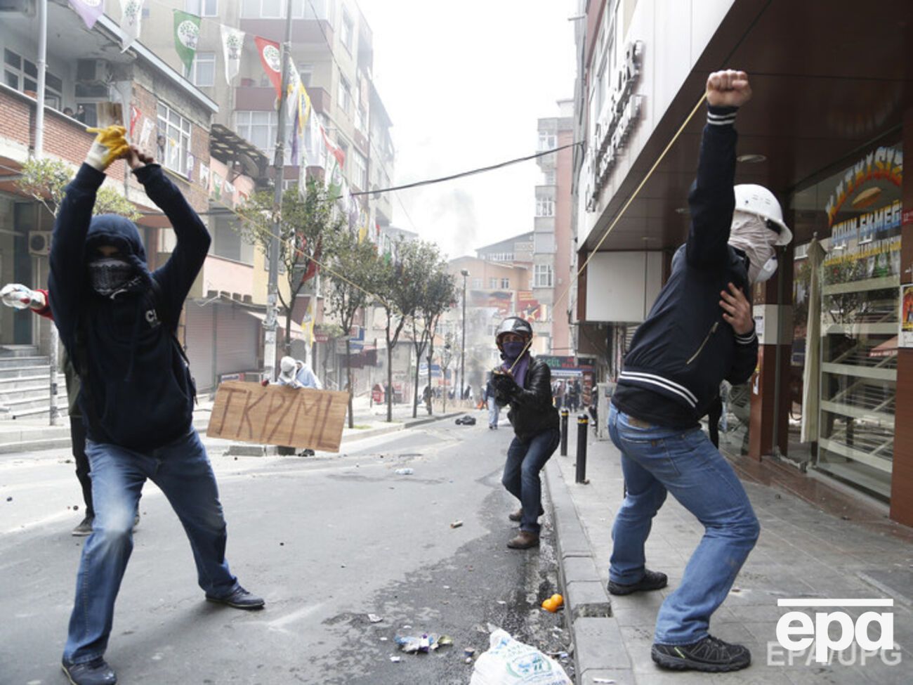 По данным Ассоциации юристов Стамбула, количество задержанных может составлять 80 человек