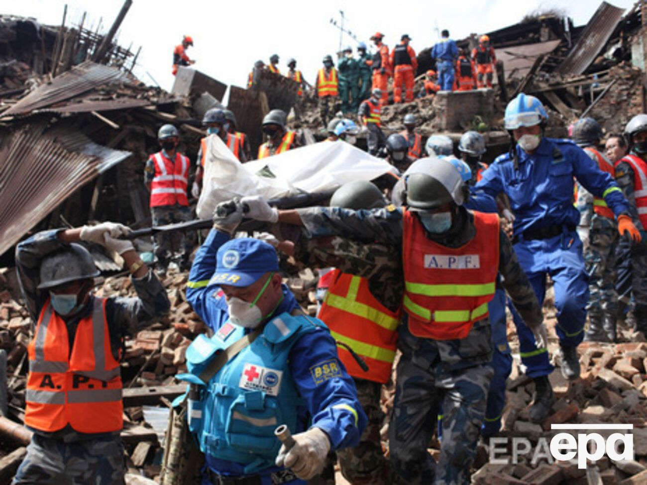 МИД: Не удается выйти на связь с 48 украинцами в Непале