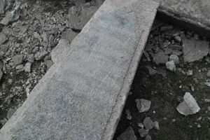 Памятник Ленину стоял на могильных плитах