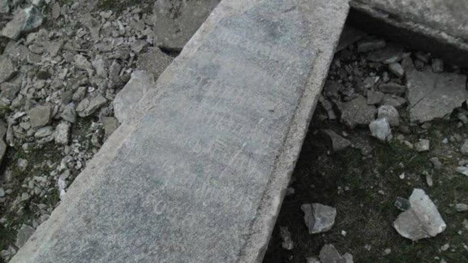 Памятник Ленину стоял на могильных плитах