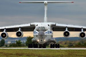 Спасатели прилетели в Катманду на чартерном самолете