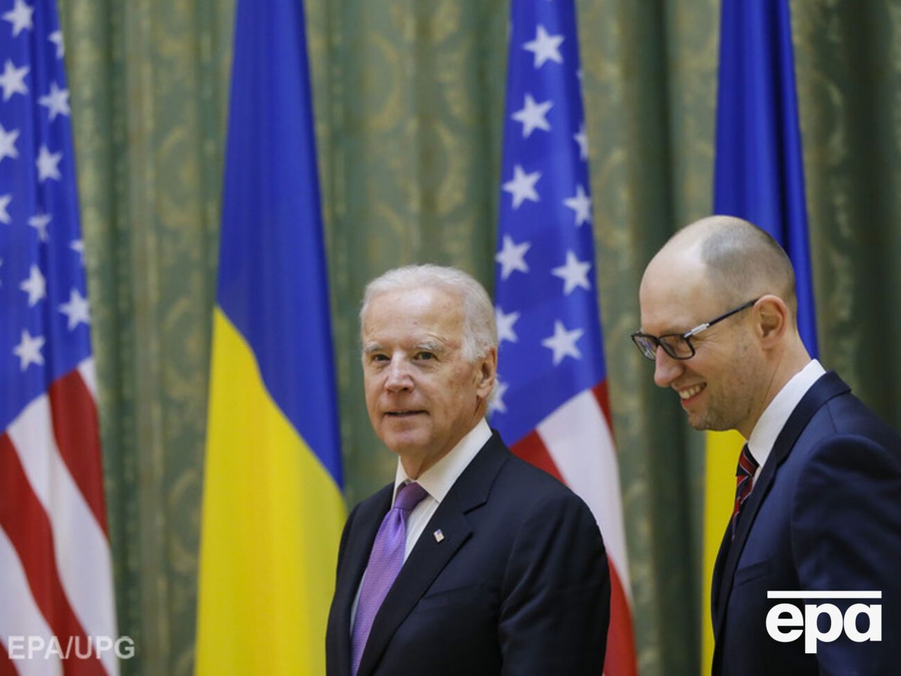 Байден провел телефонный разговор с Яценюком