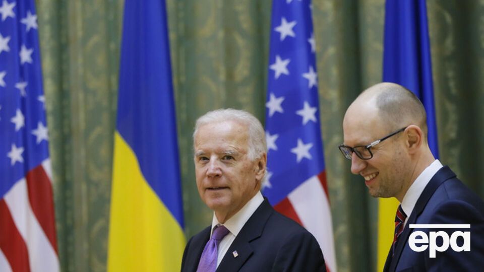 Байден провел телефонный разговор с Яценюком