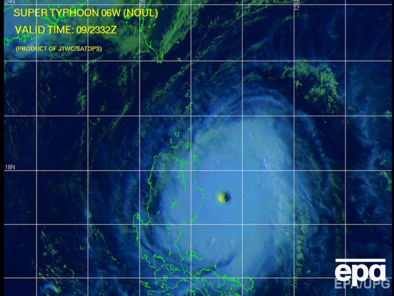Скорость ветра в эпицентре тайфуна достигает 310 км/ч