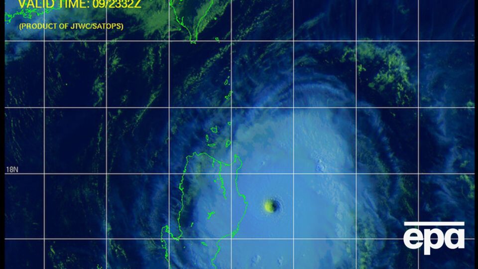 Скорость ветра в эпицентре тайфуна достигает 310 км/ч