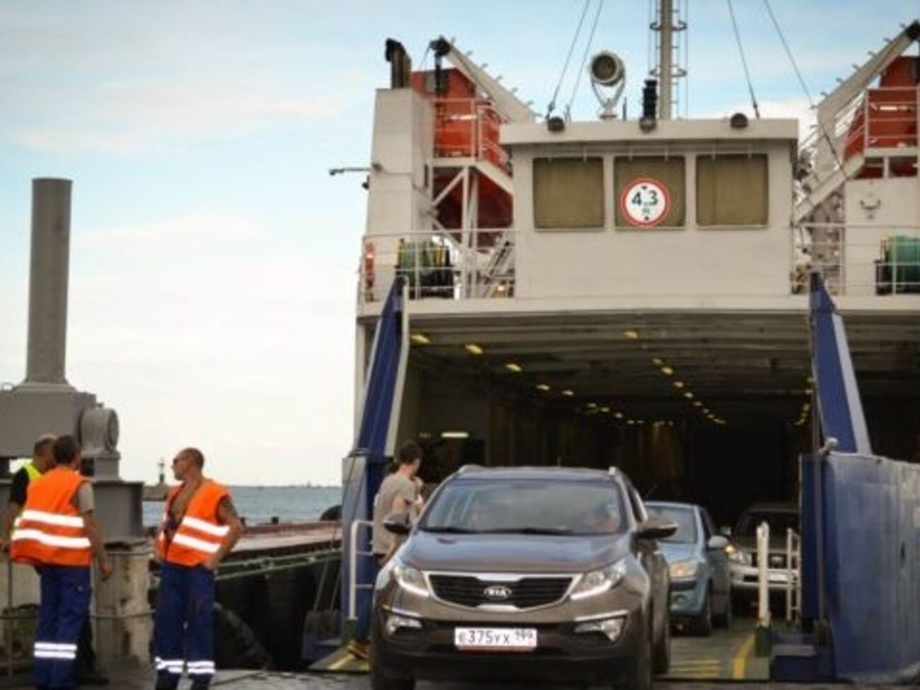 Пограничники потребовали специальные документы на груз