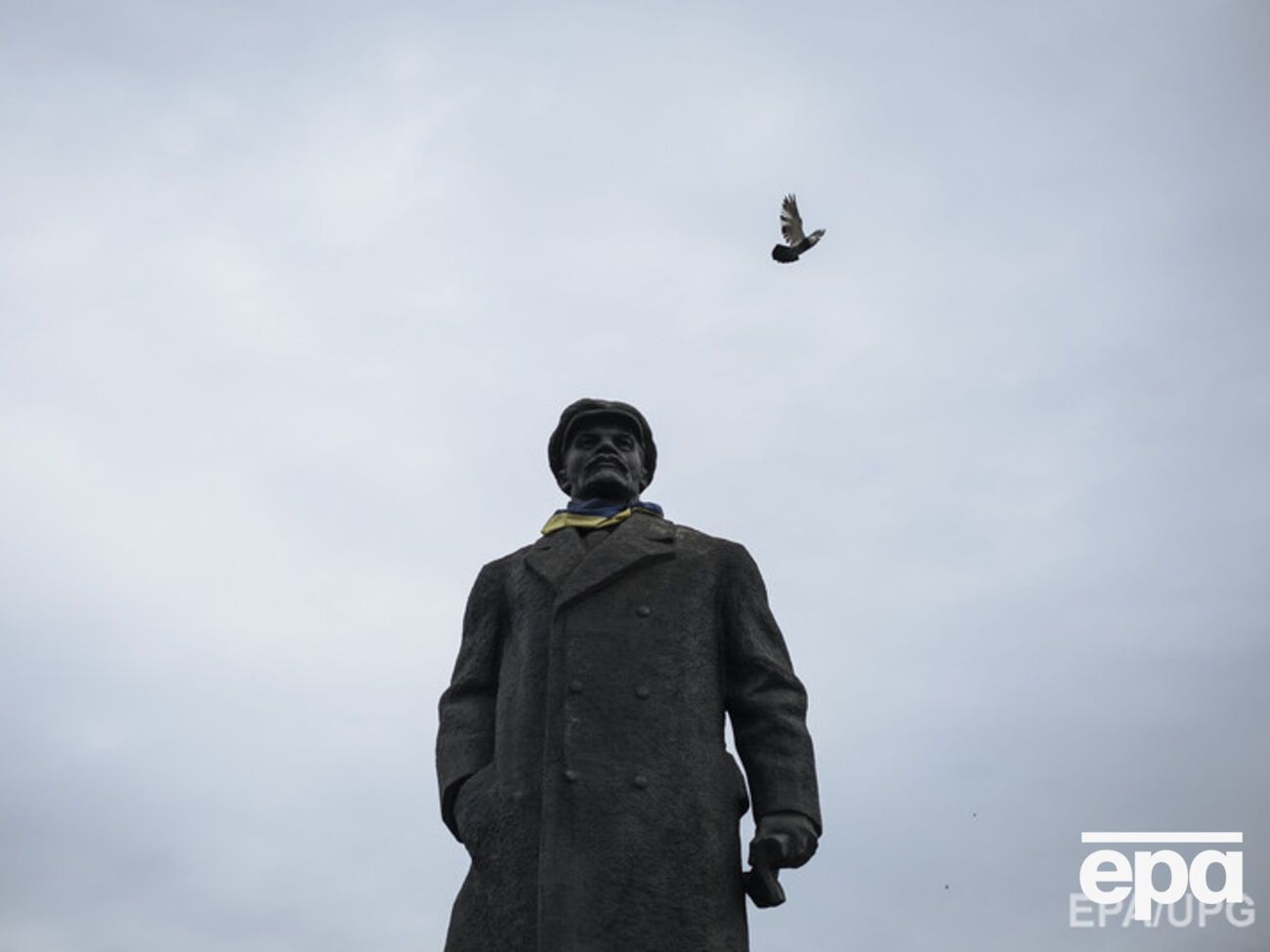 В Славянске памятник Ленину забросали краской. Видео