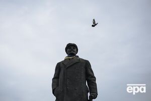 В Славянске памятник Ленину забросали краской. Видео