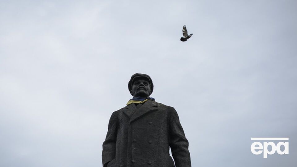 В Славянске памятник Ленину забросали краской. Видео