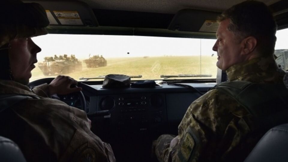 Порошенко осмотрит новые образцы военной техники